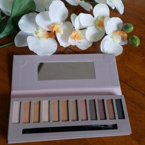 The smokey nudes eyeshadow palette